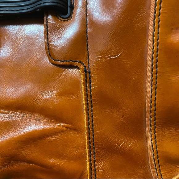 Get the LOOKS with these Dr.Martens boots
Brown, shiny, moto vibes. AW500 - Picture 4 of 6